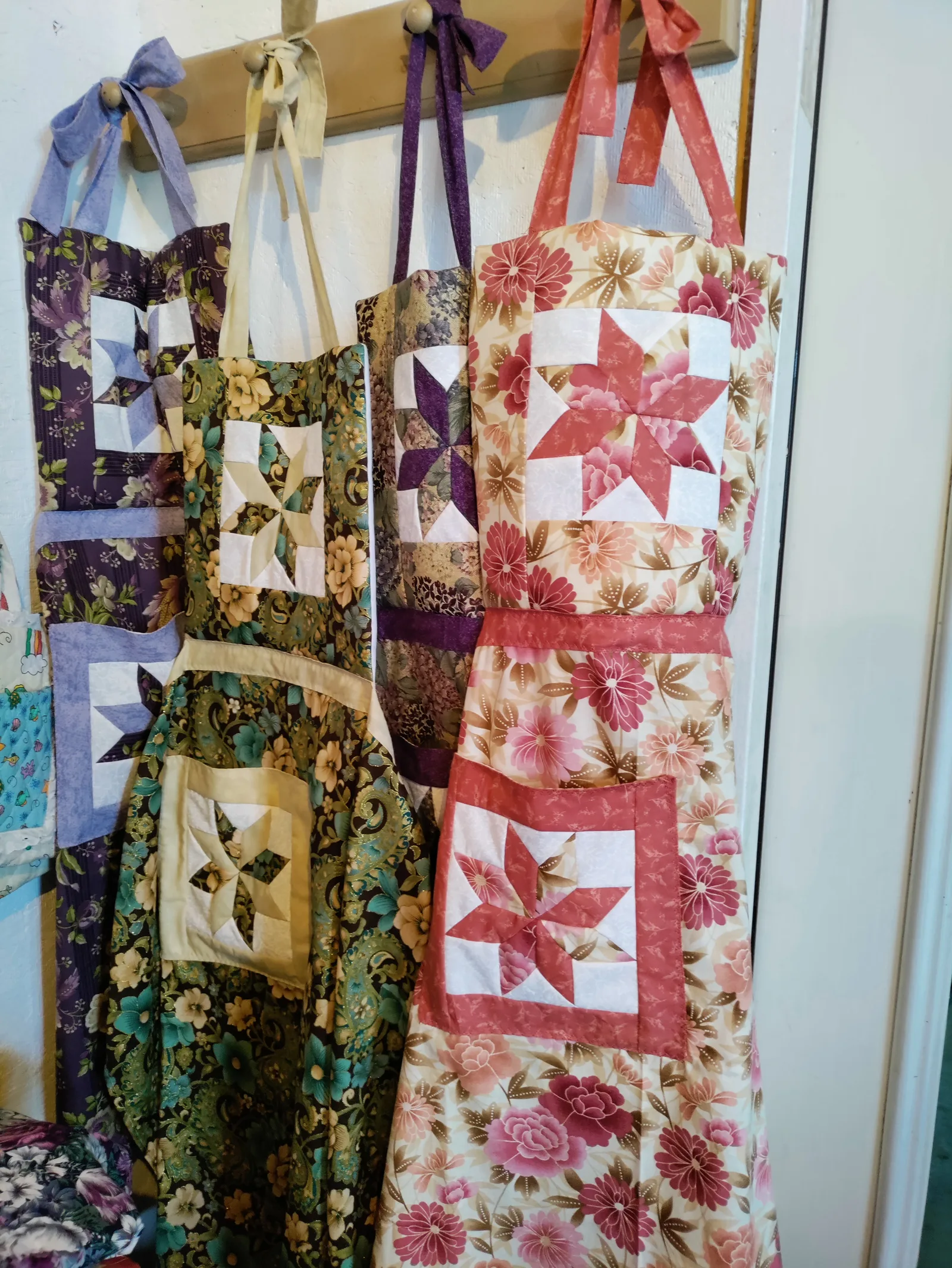 Pennsylvania Dutch Amish Hand-Made Quilts Potholders, Aprons,  Direct from Amish Family. Save 20-40% vs. Stores